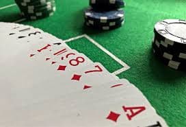 Antarmuka Speed Blackjack di aplikasi agenhoki menampilkan dealer langsung dan tangan pemain